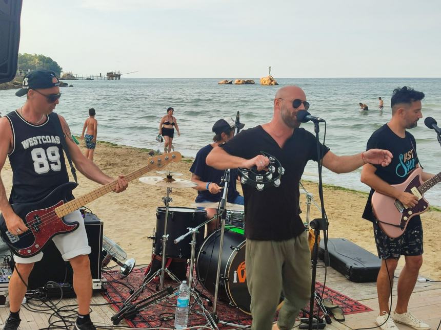 Ancora emozioni in spiaggia con i Vintage nel viaggio musicale "Road to Punta Aderci"