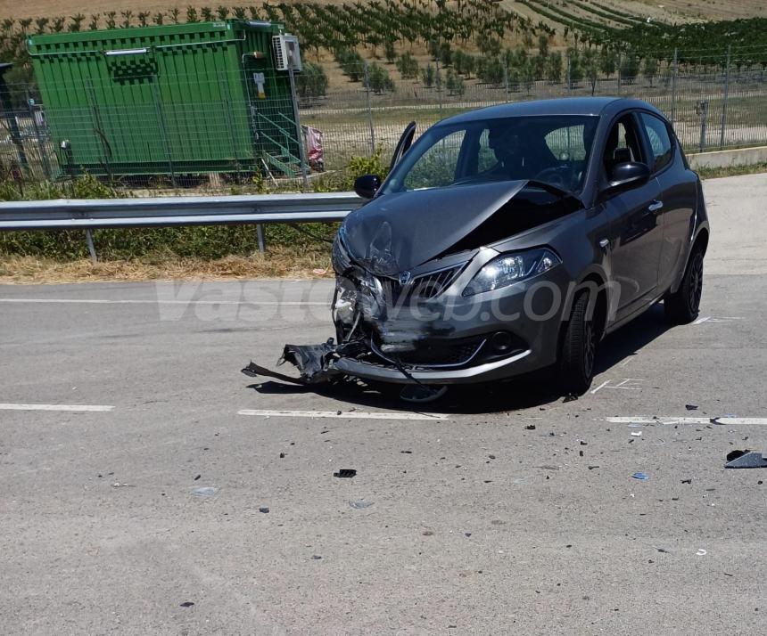 Scontro tra 2 auto sulla Fondovalle Treste, illesi i conducenti 