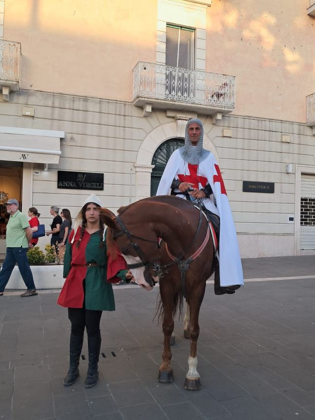 Dame, cavalieri e sbandieratori: Termoli nel cuore del Medioevo