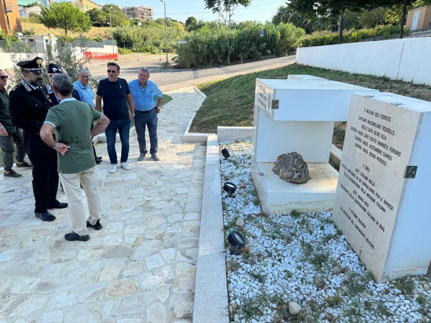 Il tenente colonnello Giacona nella sede dell'Associazione nazionale Carabinieri di Vasto