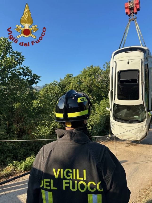 Il recupero dell'auto nella scarpata