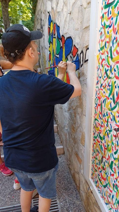 Il nuovo volto del chiosco della villa di San Salvo con il murales di Orlando Raspa