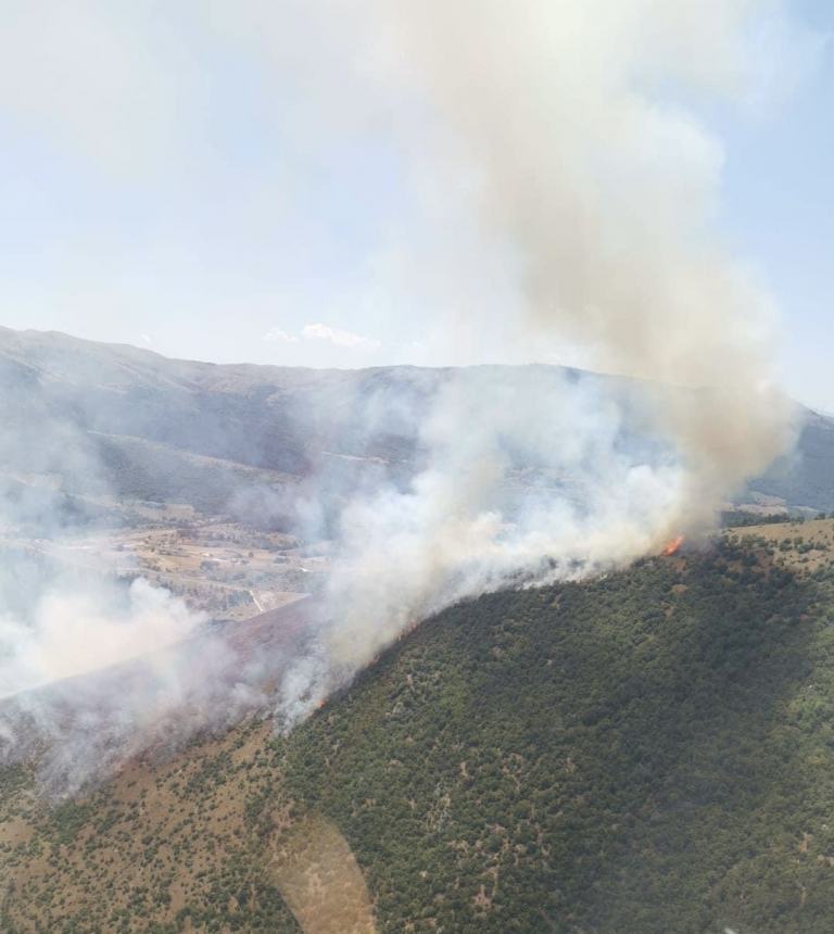 Ampio incendio nell’aquilano, domato da 3 mezzi aerei e 28 volontari 