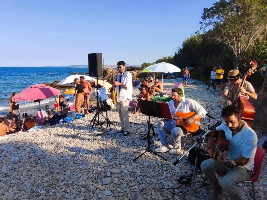 Emozioni sulla spiaggia di Casarza grazie al sound  de "Le chat Rouge"