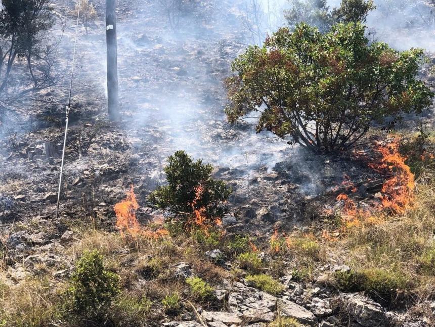 Ampio incendio nell’aquilano, domato da 3 mezzi aerei e 28 volontari 