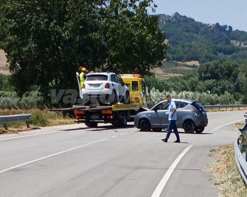 Scontro tra 2 auto sulla Fondovalle Treste, illesi i conducenti 