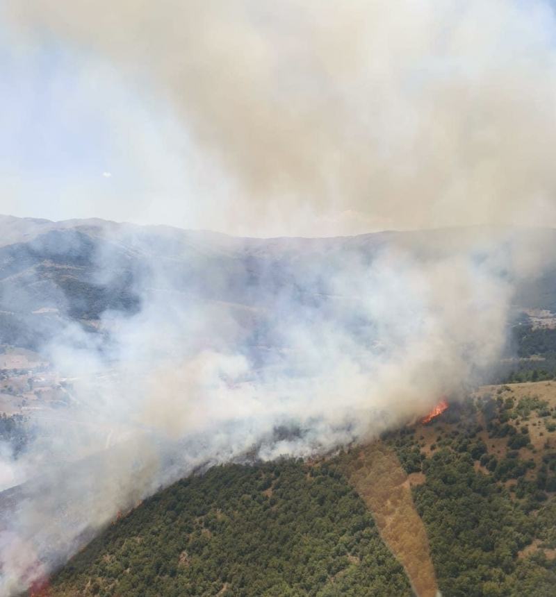 Ampio incendio nell’aquilano, domato da 3 mezzi aerei e 28 volontari 