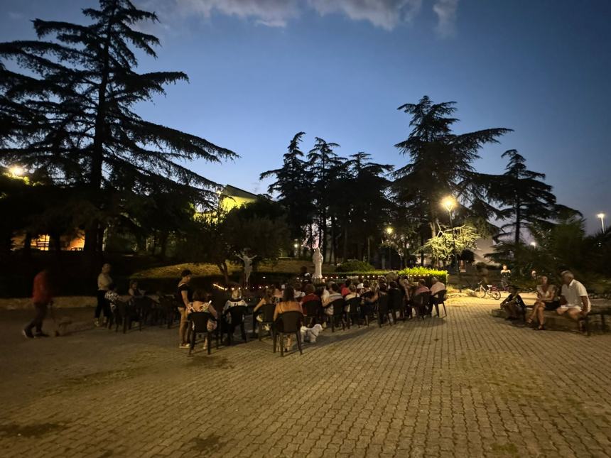 Il rosario recitato per la bimba