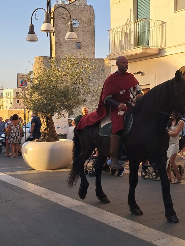 Dame, cavalieri e sbandieratori: Termoli nel cuore del Medioevo