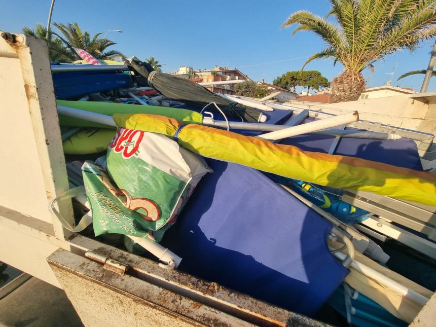 Ombrelloni e sdraio rimossi dalla spiaggia libera, blitz di Capitaneria di porto e Polizia locale