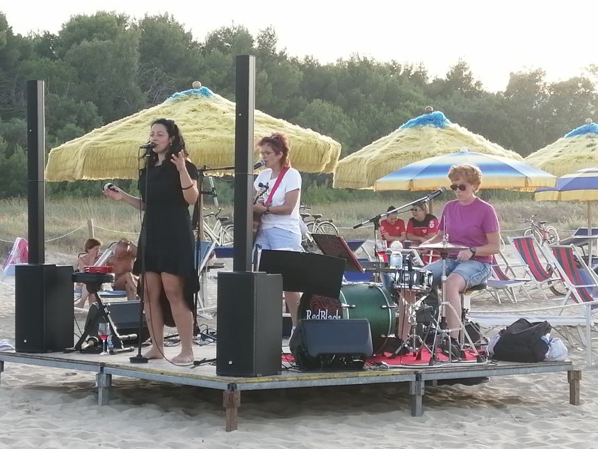 Emozioni in spiaggia con il trio Redblack alla prima tappa di "Road to Punta Aderci"