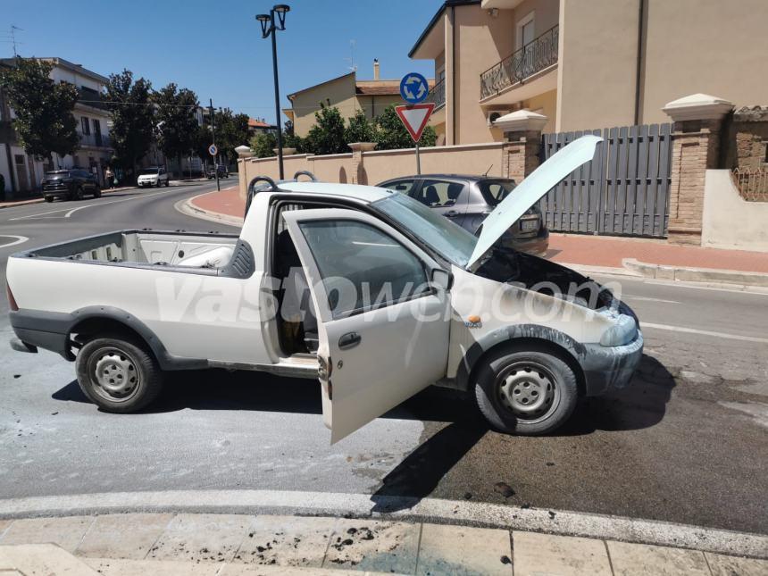 Fiat Strada pick-up in fiamme a San Salvo, intervento dei Vigili del fuoco