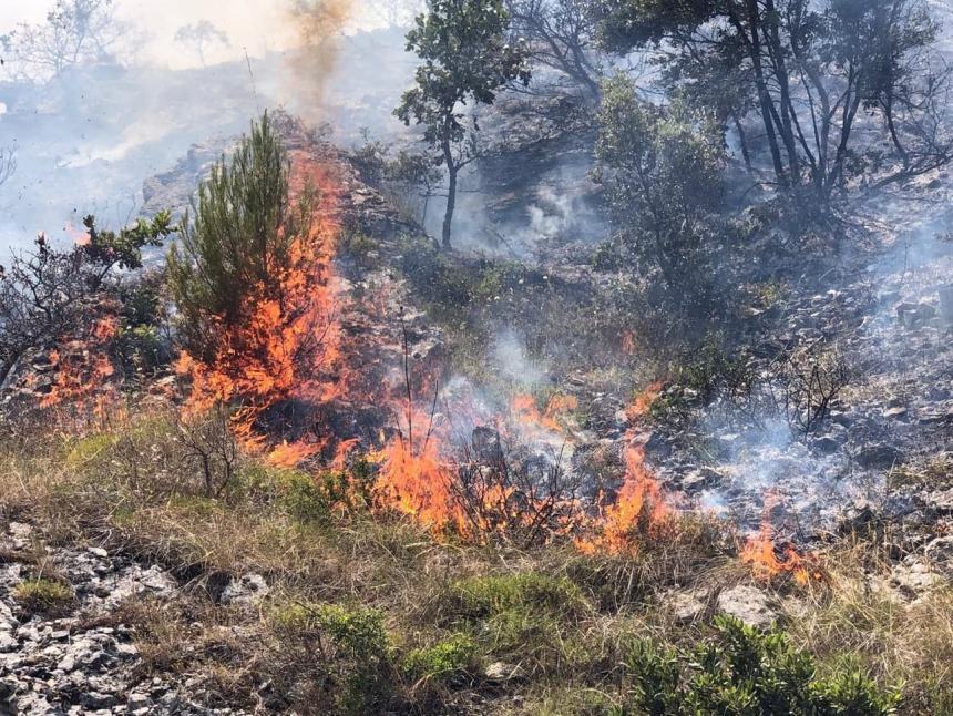 Ampio incendio nell’aquilano, domato da 3 mezzi aerei e 28 volontari 