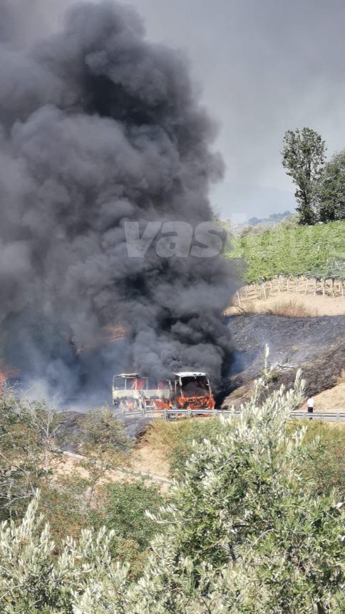 Autobus in fiamme a Monteodorisio, intervengono vigili del fuoco e volontari