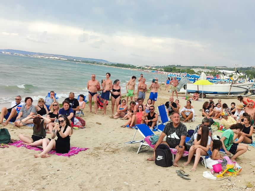 Ancora emozioni in spiaggia con i Vintage nel viaggio musicale "Road to Punta Aderci"