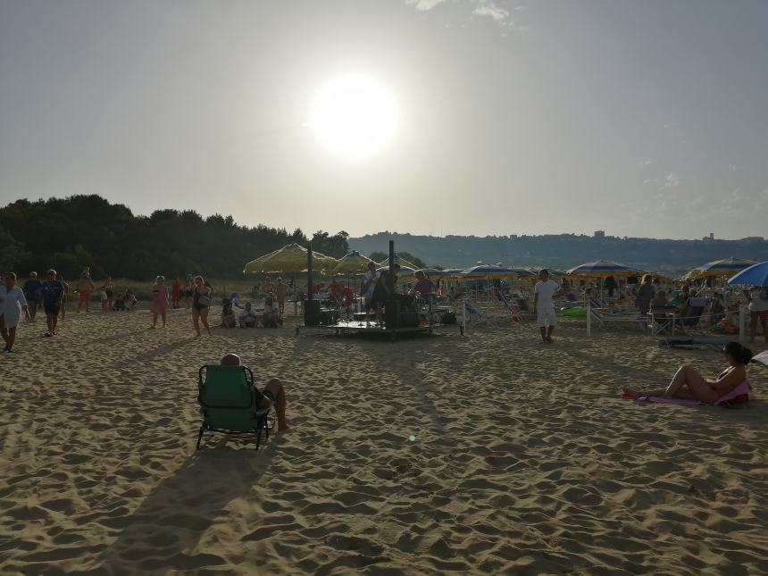 Emozioni in spiaggia con il trio Redblack alla prima tappa di "Road to Punta Aderci"