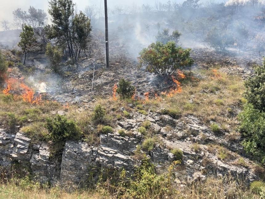 Ampio incendio nell’aquilano, domato da 3 mezzi aerei e 28 volontari 