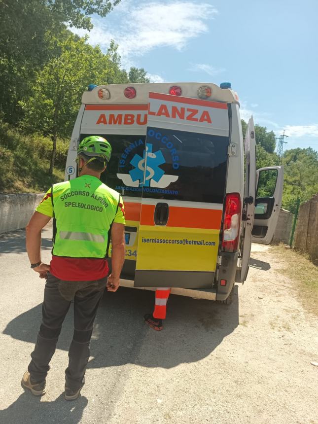 Escursionista 72enne scivola alle cascate, arrivano 118, Soccorso Alpino, Carabinieri e 115