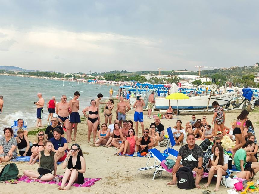 Ancora emozioni in spiaggia con i Vintage nel viaggio musicale "Road to Punta Aderci"