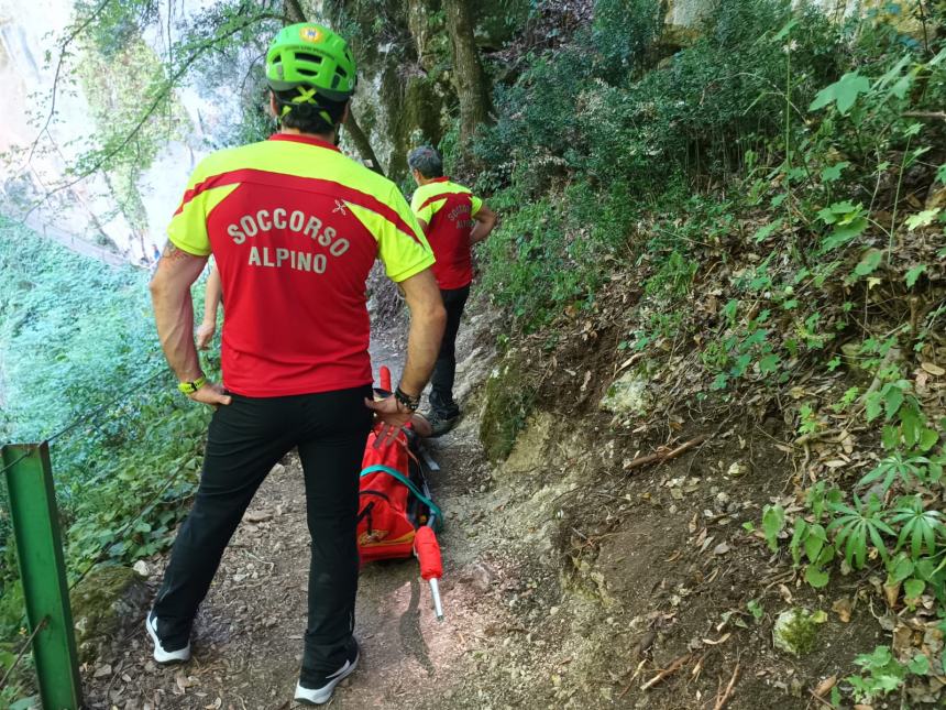 Escursionista 72enne scivola alle cascate, arrivano 118, Soccorso Alpino, Carabinieri e 115