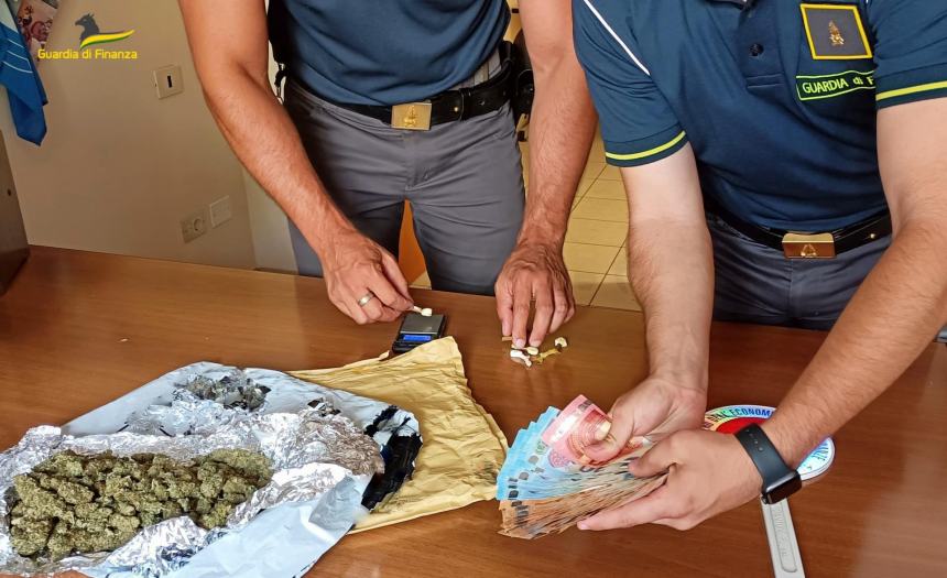 Sequestri di marijuana e cocaina, droga spedita dalla Spagna: nei guai un 27enne di Ortona