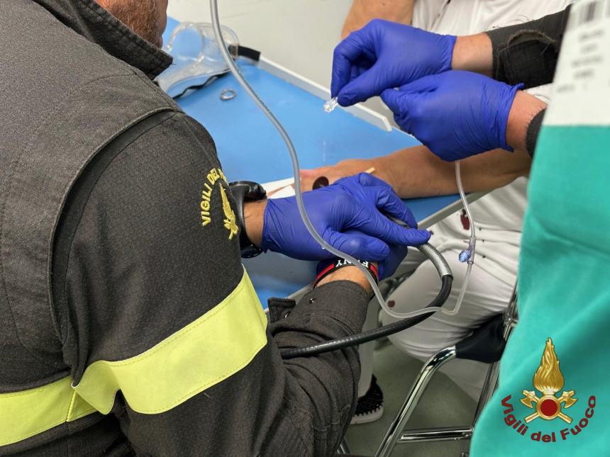 Si frattura alcune dita, per sfilare l'anello arrivano i Vigili del fuoco al Pronto soccorso