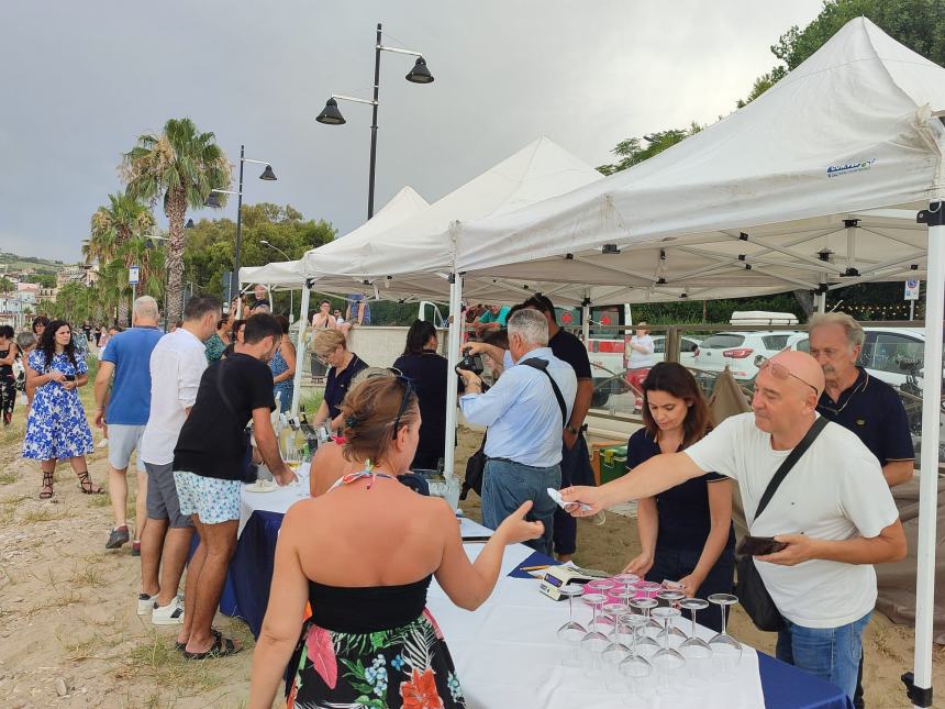 Ancora emozioni in spiaggia con i Vintage nel viaggio musicale "Road to Punta Aderci"