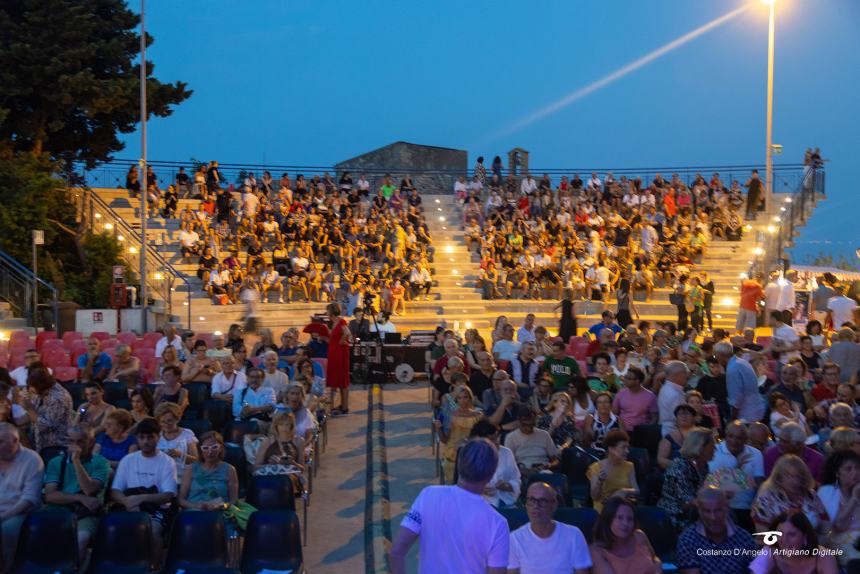 Risate e solidarietà con Olivieri grazie a "Un buco nel tetto": "Ricavato all'Agbe di Pescara" 