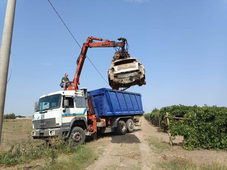 San Severo, recuperate carcasse di auto abbandonate nelle strade rurali del territorio