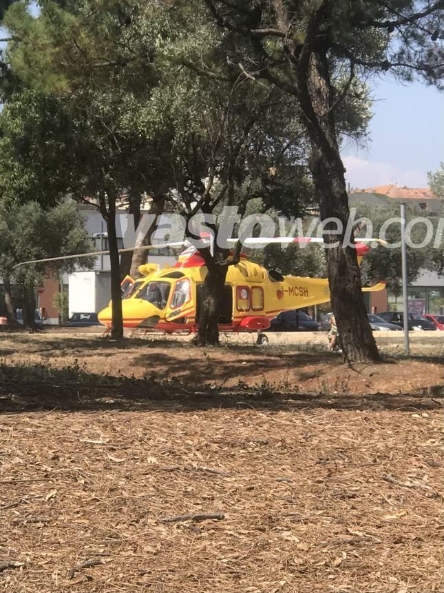 Accusa malore in casa, l’elisoccorso atterra nel quartiere San Paolo