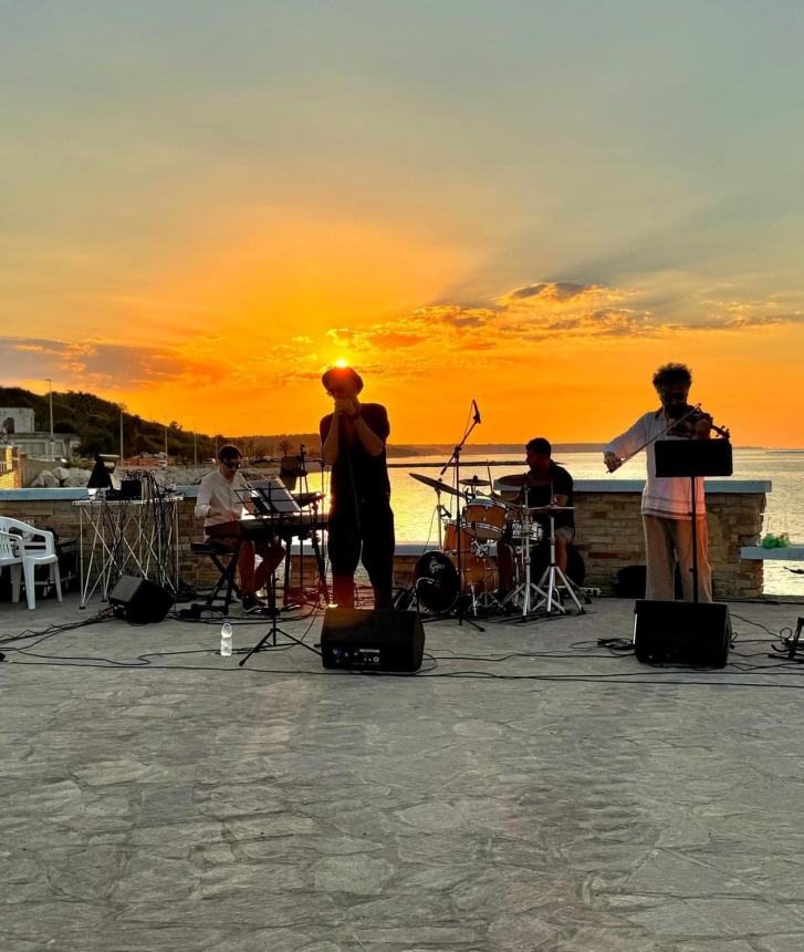 Il concerto  de “Falcone e i maledetti” incanta Casalbordino al tramonto 