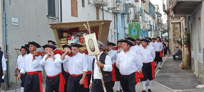 Palmoli in festa per S. Valentino: rinnovata la trebbiatura e la rievocazione delle sacre spoglie