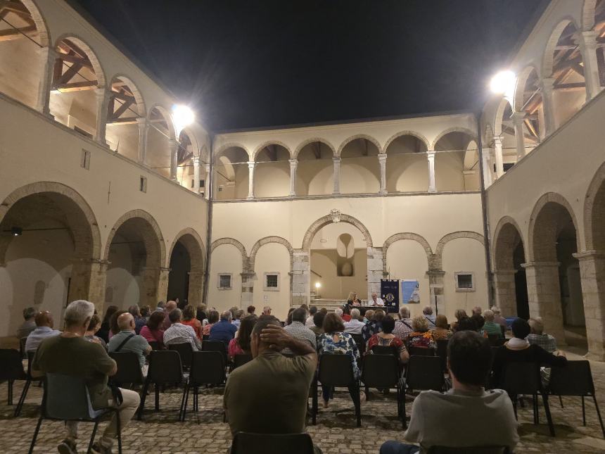 Una serata magica riscoprendo le poesie in dialetto a Palazzo Ducale