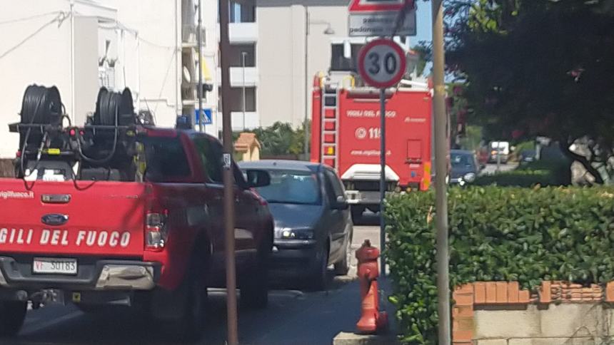 Vigili del fuoco in via Maratona