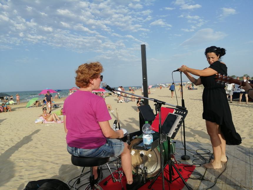 Emozioni in spiaggia con il trio Redblack alla prima tappa di "Road to Punta Aderci"