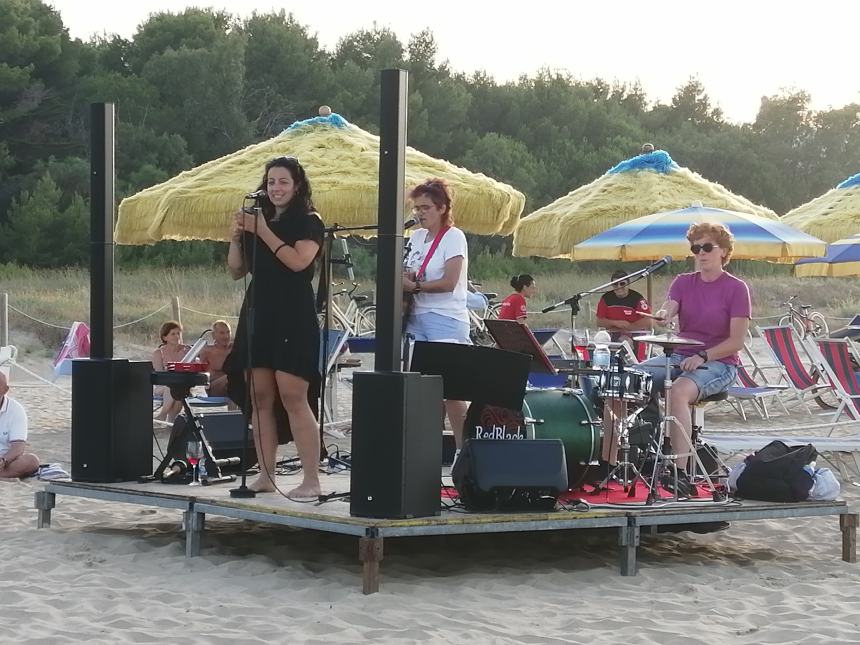 Emozioni in spiaggia con il trio Redblack alla prima tappa di "Road to Punta Aderci"