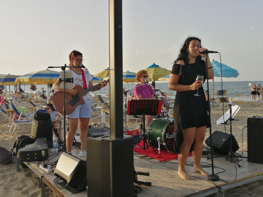 Emozioni in spiaggia con il trio Redblack alla prima tappa di "Road to Punta Aderci"