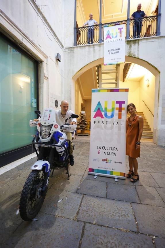 In sella col moto-viaggiatore Alessio Lucarelli: buona la prima dell'Aut Aut Festival 2024