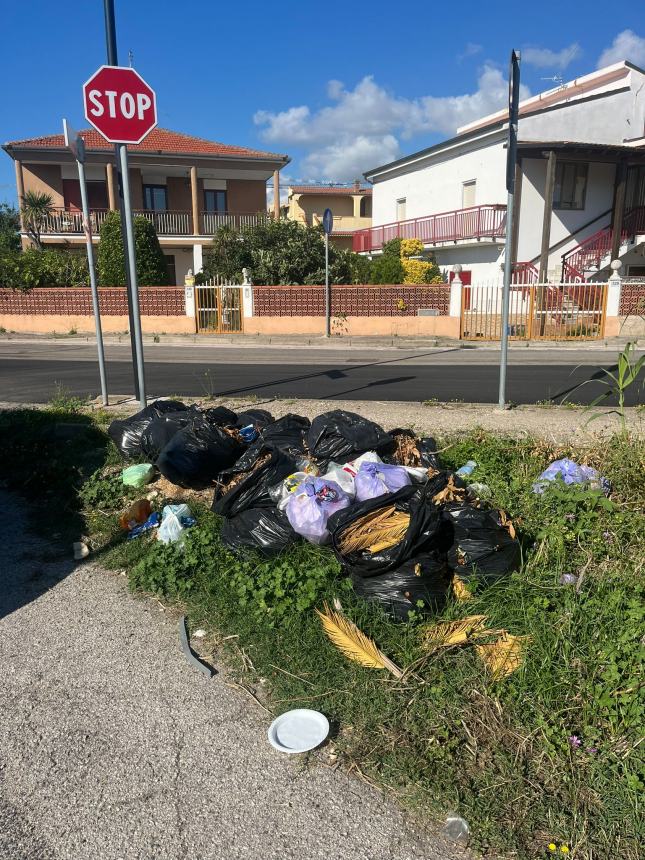 Baia Paradiso diventa l'inferno del degrado: "cari" incivili la città non è "vostra", è di tutti!