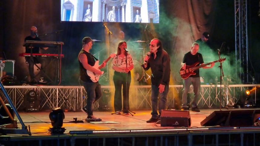 Antonello Cuomo canta Venditti alla festa dei santi Pietro e Paolo