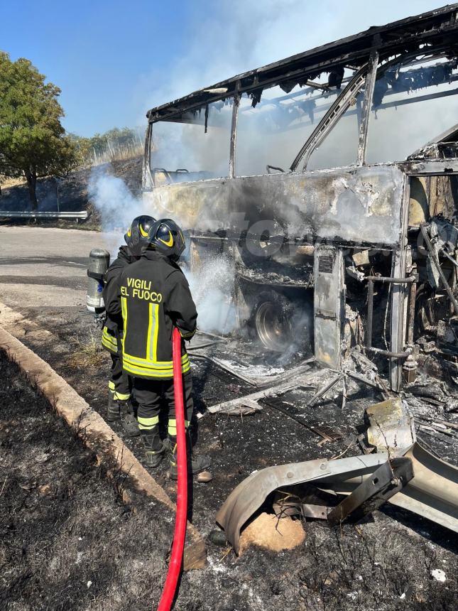 Autobus in fiamme a Monteodorisio, intervengono vigili del fuoco e volontari