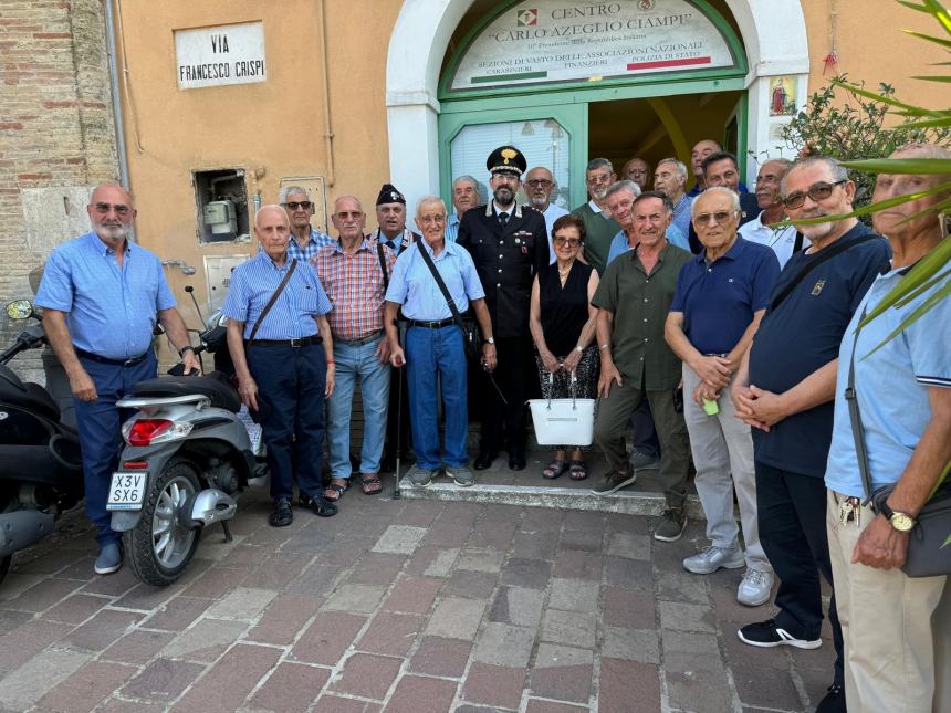 Il tenente colonnello Giacona nella sede dell'Associazione nazionale Carabinieri di Vasto