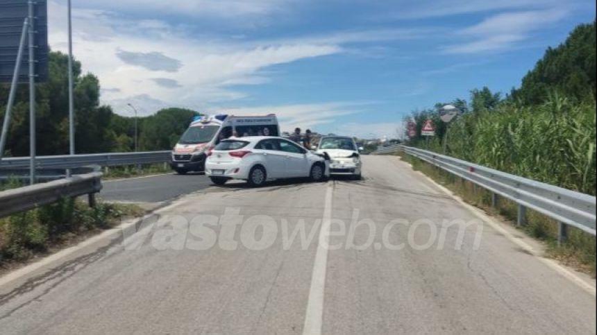 Scontro frontale in via Montenero nei pressi della Trignina tra 2 auto, 2 feriti trasferiti al San Pio