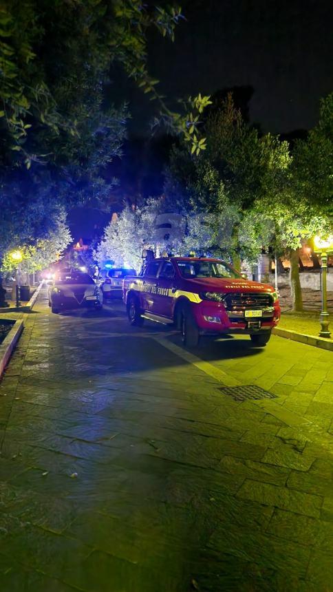 Vaso in legno in fiamme alla villa comunale di Vasto