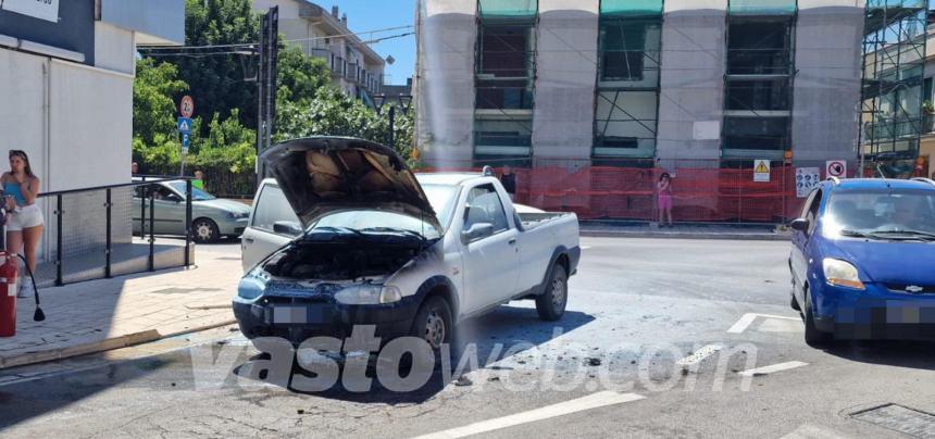 Fiat Strada pick-up in fiamme a San Salvo, intervento dei Vigili del fuoco