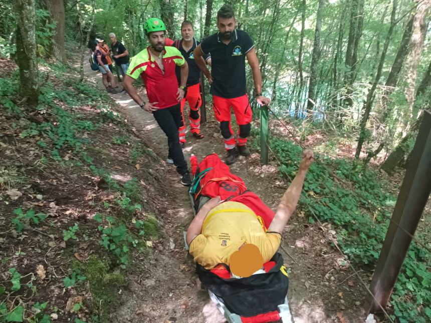 Escursionista 72enne scivola alle cascate, arrivano 118, Soccorso Alpino, Carabinieri e 115