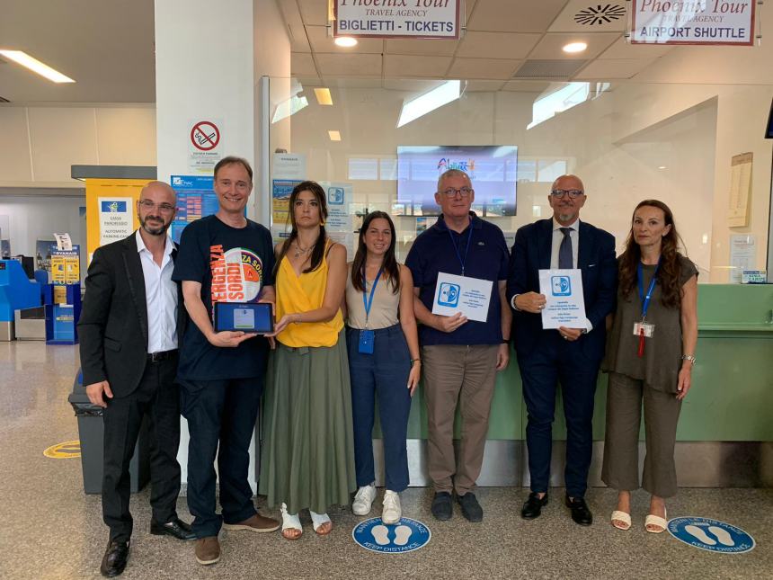 Abruzzo Airport più inclusivo per le persone sorde grazie ad un tablet per la traduzione simultanea