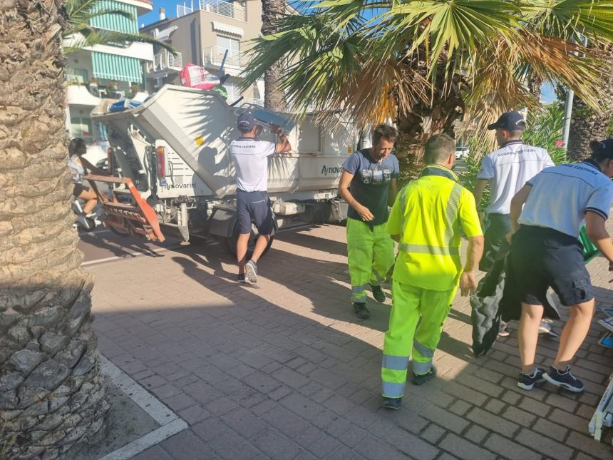 Ombrelloni e sdraio rimossi dalla spiaggia libera, blitz di Capitaneria di porto e Polizia locale