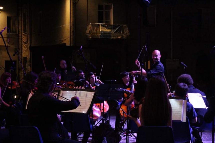 Il grazie al maestro Angelo Lalla al concerto dell’Orchestra “Musica in crescendo”