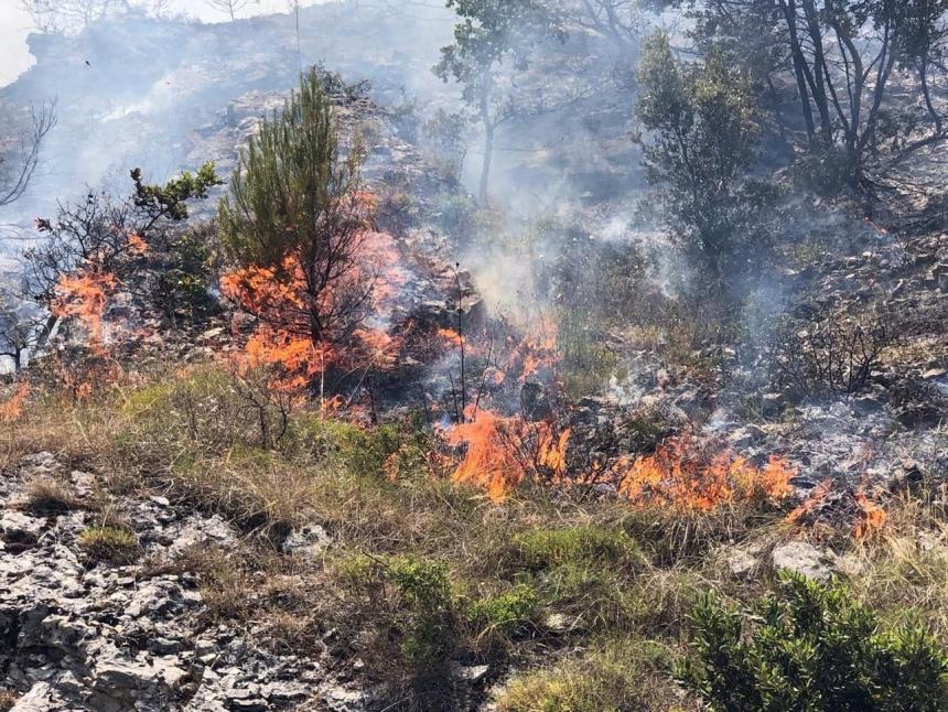 Ampio incendio nell’aquilano, domato da 3 mezzi aerei e 28 volontari 